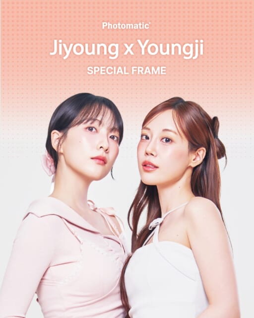 #JIYOUNGJI × #Photomatic 

＼イベントでの大好評を受け、全国コラボ🙌／ 
2026年5月11日(月)から6月1日(月)まで、東京・大阪・名古屋・福岡など全国17カ所のフォトブースで, JIYOUNGJI コラボレーションフレームを期間限定で発売いたします✨ 

 今回のコラボレーションは、2025年12月20日(土)にヒルトン大阪で開催されたクリスマスイベント『Merry JIYOUNGJI』での大反響を受けて実現！ 

『Merry JIYOUNGJI』のイベント会場限定のフォトブースでの撮影体験は、プレミアムなチケットを手にした来場者のみが体験できるクローズドな施策でしたが、イベント終了後、全国のファンから数多くご要望をいただき、この度全国17カ所でどなたでも撮影できる企画へパワーアップ📸 

今回の全国展開に際して、「JIYOUNGJI」のふたりがデザインされた新フレームが全3種の発売が決定。『Merry JIYOUNGJI』に参加された方も、会場に来られなかった方も、すべてのファンが「JIYOUNGJI」の世界観の中で撮影をお楽しみいただけます。ぜひ期間中にお近くのフォトブースにご来店ください🌼 

 📅期間：2026年5月11日(月)から6月1日(月) 
💰料金：各1回 1,000円（1枚出力＋静止画・動画データ） 
📸フレーム：全3種 

＜撮影可能フォトブース＞ 
Photomatic 渋谷 道玄坂店 
Photomatic 下北沢 reload 
Photomatic 新宿区役所店 
Photomatic 新宿ルミネエスト 
Photomatic 有楽町駅 
Photomatic 羽田空港 第3ターミナル 
Photomatic 立川 GREEN SPRINGS 
Photomatic 横浜赤レンガ倉庫 
Photomatic 川崎 ラ チッタデッラ 
Photomatic ららぽーとTOKYO-BAY 
Photomatic さいたまスーパーアリーナ 
Photomatic 名古屋 サカエチカ店 
Photomatic 梅田 蔦屋書店 
Photomatic なんばウォーク店 
Photomatic あべのハルカス 
Photomatic 神戸 波止場町 
Photomatic E・ZO FUKUOKA